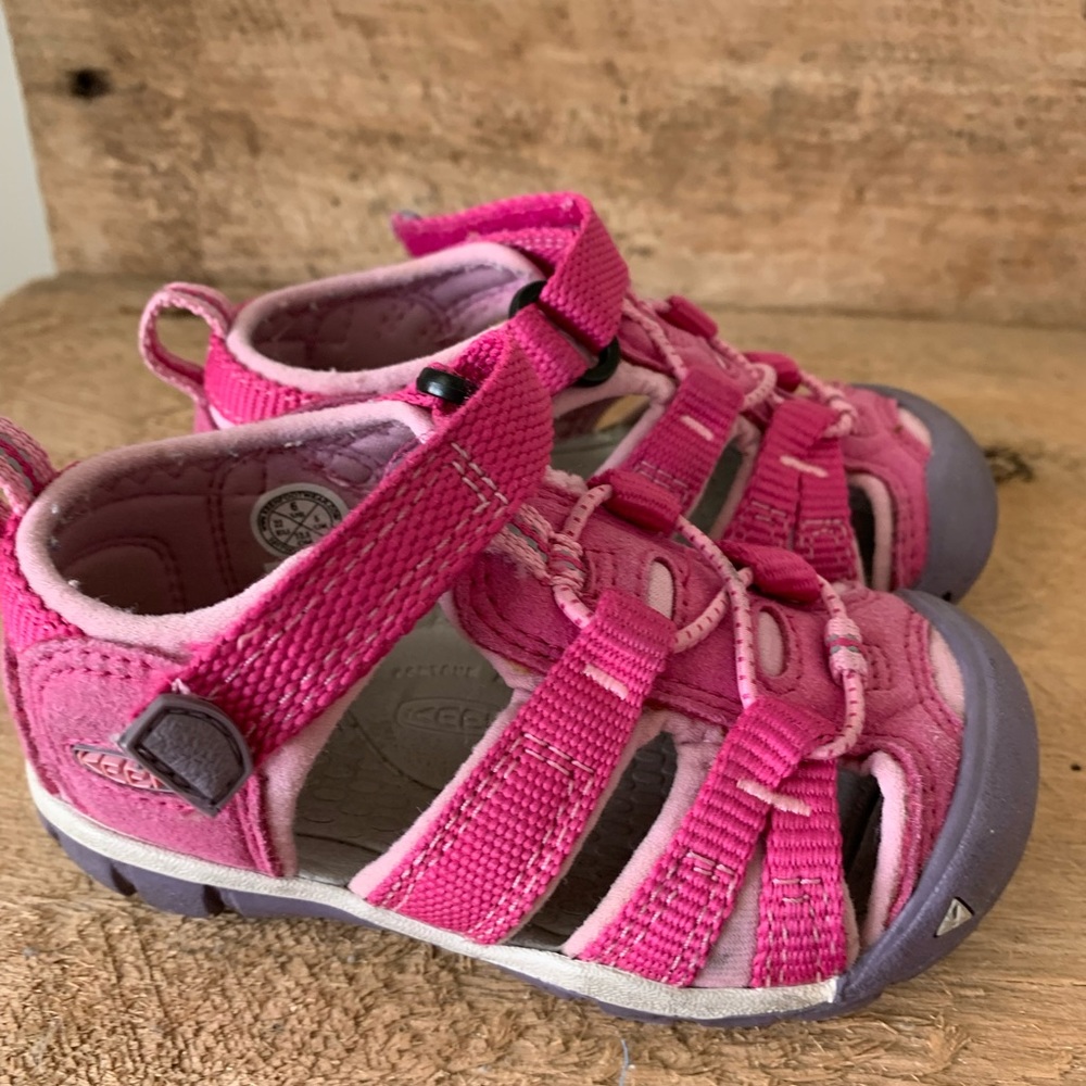 Keen shoes size baby girl 6. Girls pink color